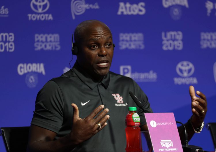 El exatleta y legendario plusmarquista Carl Lewis realiza una rueda de prensa hoy junto al exatleta Leroy Burrell, quien afirmó este lunes que ni siquiera Estados Unidos tiene una pista de la calidad del estadio atlético de Lima donde desde este martes se disputarán las pruebas de los Juegos Panamericanos. Foto: Martin Alipaz/EFE.