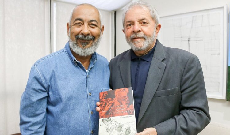 Durante el encuentro Padura entregó a Lula da Silva un ejemplar de la edición en portugués de "El hombre que amaba a los perros". Foto: Ricardo Stucker.