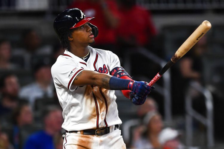 El venezolano de los Bravos de Atlanta Ronald Acuña Jr., observa su cuadrangular de dos carreras en la quinta entrada del duelo ante los Marlins de Miami, el miércoles 21 de agosto de 2019, en Atlanta. Foto: John Amis / AP / Archivo.