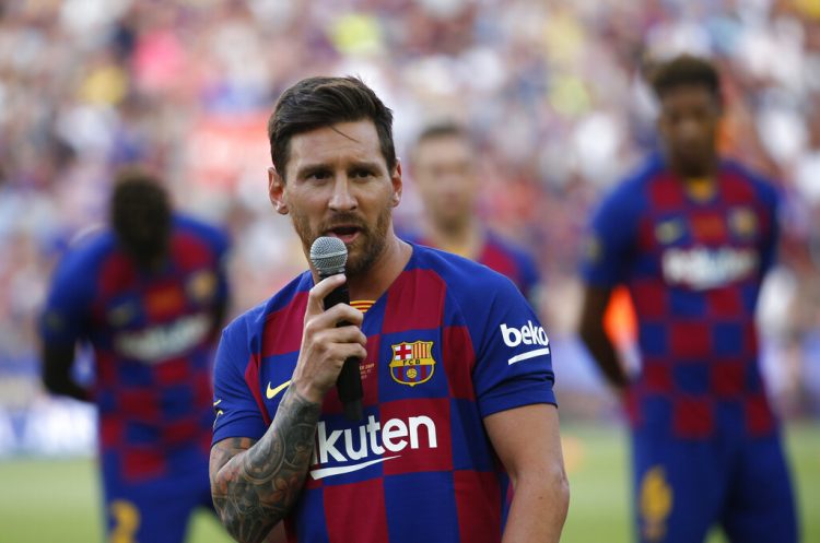 El delantero del Barcelona, Lionel Messi, habla ante los aficionados antes del partido entre su equipo y el Arsenal de la Copa Joan Gamper en el estadio Camp Nou, en Barcelona, el 4 de agosto de 2019. Foto: Joan Monfort / AP.