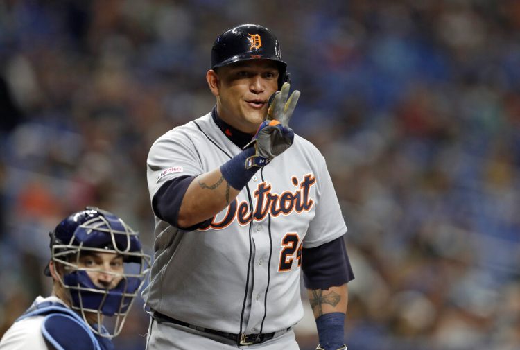 El venezolano Miguel Cabrera de los Tigres de Detroit marca el número tres con los dedos durante un partido contra los Rays de Tampa Bay, el sábado 17 de agosto de 2019, en St. Petersburg, Florida. Foto: Chris O'Meara / AP.