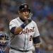 El venezolano Miguel Cabrera de los Tigres de Detroit marca el número tres con los dedos durante un partido contra los Rays de Tampa Bay, el sábado 17 de agosto de 2019, en St. Petersburg, Florida. Foto: Chris O'Meara / AP.