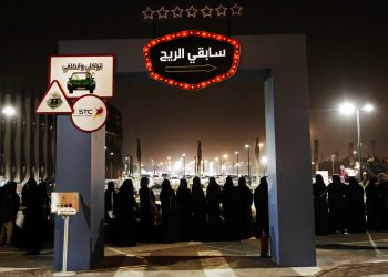 En esta imagen de archivo, tomada el 22 de junio de 2018, mujeres esperan en fila para subirse a karts en un acto de seguridad vial para mujeres en el Park Mall de Riad, en Arabia Saudí. Foto: Nariman El-Mofty / AP / Archivo.