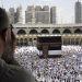 Un peregrino musulmán reza mientras observa como miles de fieles rodean la Kaaba, el edificio cúbico de la Gran Mezquita, antes del inicio de peregrinaje del Haj, en la ciudad santa musulmana de La Meca, Arabia Saudí, el 8 de agosto de 2019. (AP Foto/Amr Nabil)