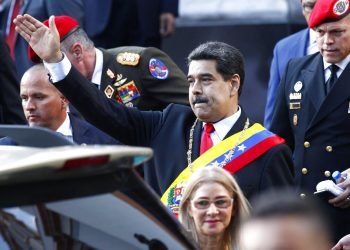 El presidente venezolano Nicolás Maduro, acompañado por la primera dama Cilia Flores, saluda a sus simpatizantes a su salida del Panteón Nacional tras asistir a una ceremonia para conmemorar una batalla por la independencia en el siglo XIX, en Caracas, Venezuela, el miércoles 7 de agosto de 2019. (AP Foto/Leonardo Fernández)