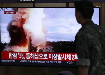 Un soldado surcoreano observa una pantalla de televisión en la que se transmite un programa noticioso que reporta sobre el lanzamiento de proyectiles norcoreanos con una imagen de archivo en una estación de tren de Seúl, Corea del Sur, el sábado 24 de agosto de 2019. Foto: Lee Jin-man / AP.