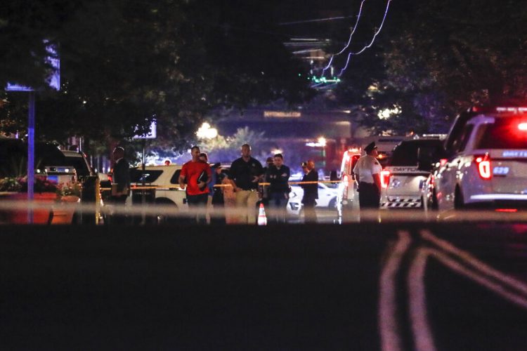 Autoridades trabajando en el lugar de un tiroteo masivo, el domingo 4 de agosto de 2019 en  Dayton, Ohio.  Foto: John Minchillo/ AP.