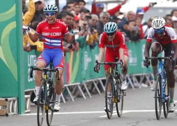 La cubana Arlenis Sierra festeja tras obtener el oro, seguida de Teniel Campbell, de Trinidad y Tobago, y Ariadna Gutiérrez, de México, en el ciclismo de ruta de los Juegos Panamericaos de Lima, el sábado 10 de agosto de 2019. Foto: Juan Karita/AP.