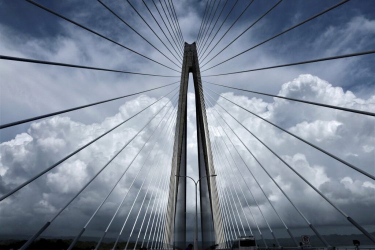 El nuevo puente que se extiende por el Canal de Panamá se oberva en Colón, Panamá, el viernes 2 de agosto de 2019. Foto: Eric Batista / AP.