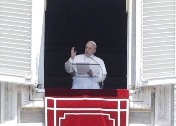 El papa Francisco saluda a los fieles tras la oración del Angelus desde la ventana de su estudio con vista a la plaza de San Pedro, en el Vaticano, el domingo 21 de julio de 2019. Foto: Gregorio Borgia/ AP.