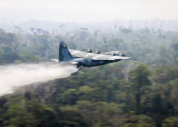 Un hidroavión trata de apagar un incendio en la Amazonía brasileña el 24 de agosto del 2019. Foto suministrada por el Ministerio de Defensa de Brasil, vía AP.