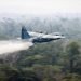 Un hidroavión trata de apagar un incendio en la Amazonía brasileña el 24 de agosto del 2019. Foto suministrada por el Ministerio de Defensa de Brasil, vía AP.