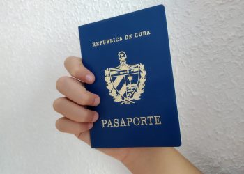 Pasaporte cubano. Foto: Archivo.