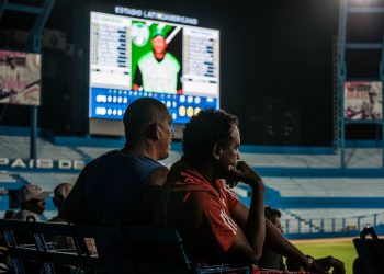 Aficionados en el estadio Latinoamericano de La Habana. Foto: fonoma.com