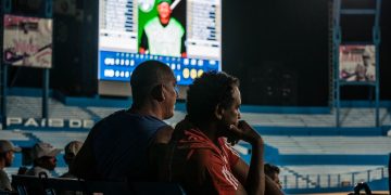 Aficionados en el estadio Latinoamericano de La Habana. Foto: fonoma.com