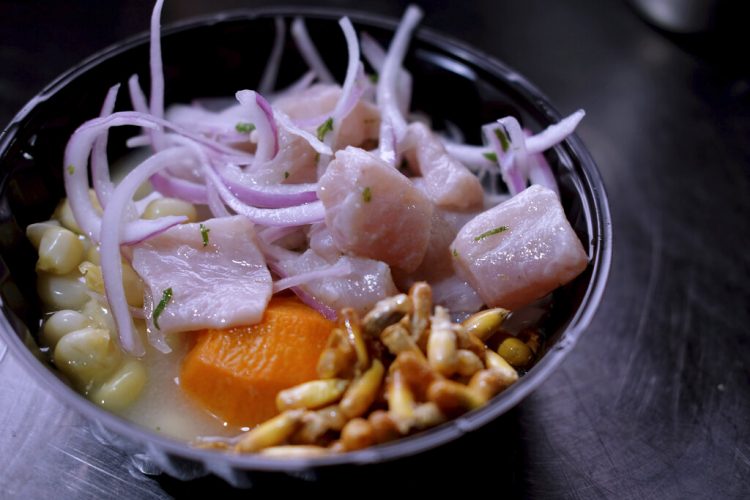 Plato de ceviche peruano en el centro internacional en las afueras de la villa panamericana en Lima, Perú.  (AP Foto/Luis Andres Henao)