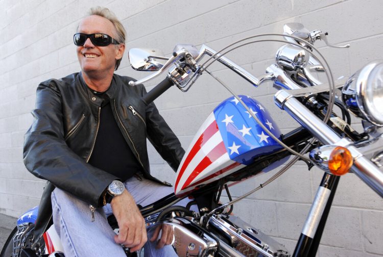 El actor Peter Fonda posa sobre una motocicleta Harley-Davidson en Glendale, California. (AP Foto/Chris Pizzello, archivo)