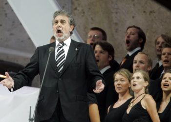 Plácido Domingo actúa durante la final del Mundial de fútbol entre Italia y Francia en el Estadio Olímpico de Berlín el domingo 9 de julio de 2006. Foto: Luca Bruno / AP / Archivo.