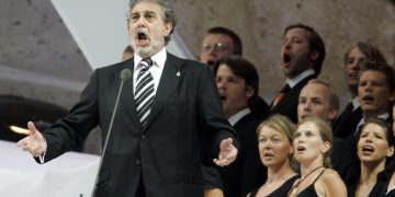 Plácido Domingo actúa durante la final del Mundial de fútbol entre Italia y Francia en el Estadio Olímpico de Berlín el domingo 9 de julio de 2006. Foto: Luca Bruno / AP / Archivo.