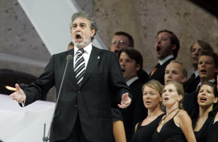 Plácido Domingo actúa durante la final del Mundial de fútbol entre Italia y Francia en el Estadio Olímpico de Berlín el domingo 9 de julio de 2006. Foto: Luca Bruno / AP / Archivo.