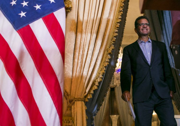 Pedro Pierluisi, quien prestó juramento como gobernador de Puerto Rico la semana pasada, arriba a una conferencia de prensa en La Fortaleza, la mansión del gobernador en San Juan, Puerto Rico, el 6 de agosto de 2019. Foto: Dennis M. Rivera Pichardo / AP.