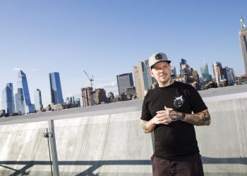 En esta fotografía del 12 de julio de 2019, el rapero puertorriqueño René Pérez Joglar alias Residente posa en Nueva York. Residente estudió el comportamiento cerebral de animales y el suyo con profesores de la Universidad de Yale y la Universidad de Nueva York para crear su segundo álbum solista. El álbum sin un título aún por definir será lanzado en noviembre. Foto: Brian Ach/Invision/AP.