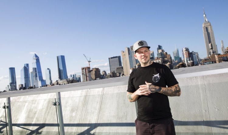 En esta fotografía del 12 de julio de 2019, el rapero puertorriqueño René Pérez Joglar alias Residente posa en Nueva York. Residente estudió el comportamiento cerebral de animales y el suyo con profesores de la Universidad de Yale y la Universidad de Nueva York para crear su segundo álbum solista. El álbum sin un título aún por definir será lanzado en noviembre. Foto: Brian Ach/Invision/AP.