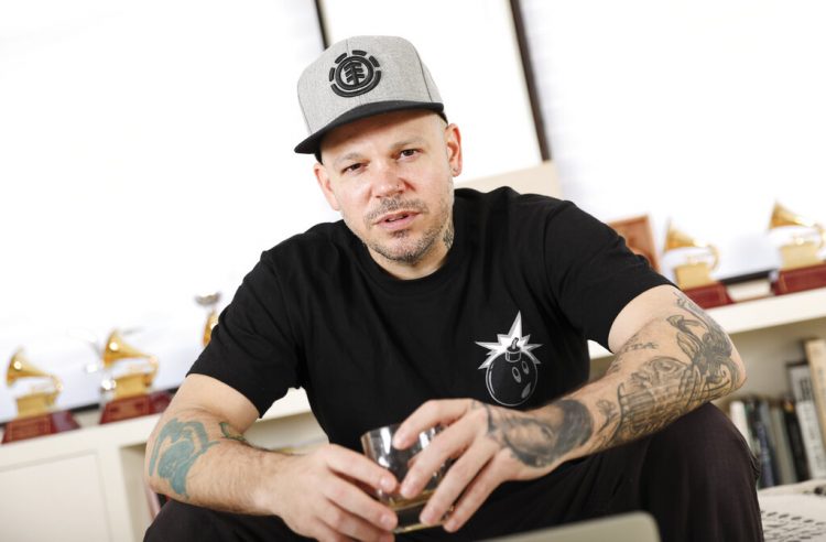 El rapero puertorriqueño René Pérez, alias Residente, en su casa en Nueva York en 2019. Foto: Brian Ach/Invision/AP/Archivo.