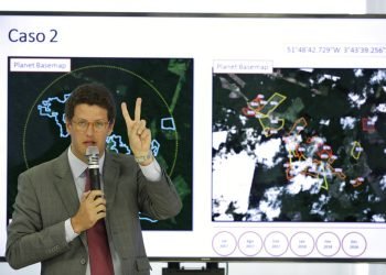 El ministro de Medio Ambiente de Brasil, Ricardo Salles, hace una presentación durante una conferencia de prensa sobre la deforestación en la Amazonia, el jueves 1 de agosto de 2019 en el palacio presidencial de Planalto, en Brasilia. Foto: Eraldo Peres / AP.