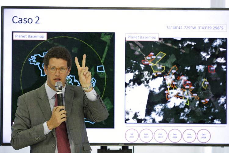 El ministro de Medio Ambiente de Brasil, Ricardo Salles, hace una presentación durante una conferencia de prensa sobre la deforestación en la Amazonia, el jueves 1 de agosto de 2019 en el palacio presidencial de Planalto, en Brasilia. Foto: Eraldo Peres / AP.