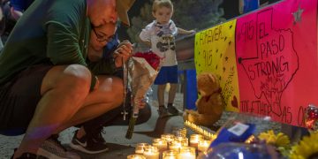 Personas rezan en un memorial para las víctimas de un tiroteo en El Paso, Texas, el domingo 4 de agosto de 2019. Foto: Andres Leighton / AP.