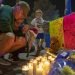 Personas rezan en un memorial para las víctimas de un tiroteo en El Paso, Texas, el domingo 4 de agosto de 2019. Foto: Andres Leighton / AP.