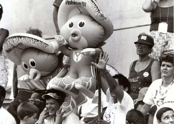 Público durante los Juegos Panamericanos de La Habana 91' con el Tocopán, la mascota del evento. Foto: Trabajadores / Archivo.