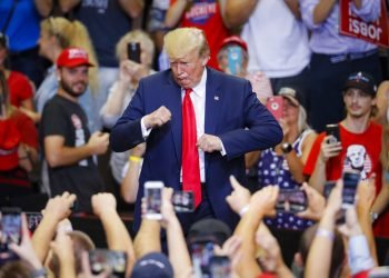 El presidente Donald Trump durante un mitin de campaña en LA U.S. Bank Arena, el jueves 1 de agosto de 2019, en Cincinnati. (Foto AP/John Minchillo)