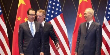 El representante comercial estadounidense Robert Lighthizer, al centro, intercambia posición con el secretario del Tesoro Steven Mnuchin, mientras a la derecha se encuentra el vicepresidente chino Liu He looks, en el Centro de Conferencias Xijiao, en Shanghai, el 31 de julio de 2019. Foto: Ng Han Guan / AP / Pool.