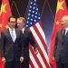 El representante comercial estadounidense Robert Lighthizer, al centro, intercambia posición con el secretario del Tesoro Steven Mnuchin, mientras a la derecha se encuentra el vicepresidente chino Liu He looks, en el Centro de Conferencias Xijiao, en Shanghai, el 31 de julio de 2019. Foto: Ng Han Guan / AP / Pool.