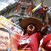 Una seguidora del gobierno que sostiene una imagen del fallecido presidente venezolano Hugo Chávez vitorea durante un mitin oficialista en Caracas, Venezuela, el sábado 27 de julio de 2019. Foto: Leonardo Fernández / AP / Archivo.