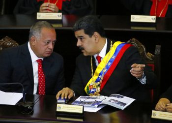 En esta fotografía de archivo del 24 de enero de 2019, el presidente venezolano Nicolás Maduro, derecha, habla con Diosdado Cabello, presidente de la Asamblea Constitucional, en la Corte Suprema durante una ceremonia anual que marca el inicio del año judicial en Caracas, Venezuela. Foto: Ariana Cubillos / Ap / Archivo.