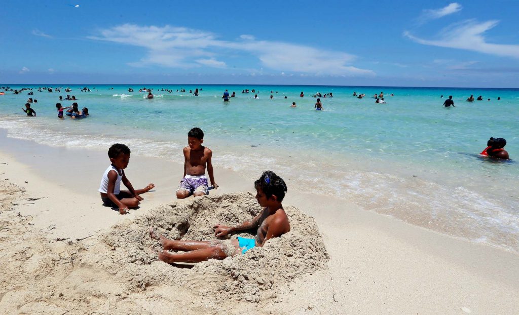 Foto de archivo de niños jugando en la arena de una playa cubana. Foto: Ernesto Mastrascusa / EFE / Archivo.
