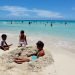 Foto de archivo de niños jugando en la arena de una playa cubana. Foto: Ernesto Mastrascusa / EFE / Archivo.