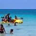 Un grupo de personas disfruta de un día de playa este verano en La Habana. Foto: Ernesto Mastrascusa / EFE.