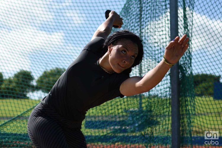 Yaimé Pérez entrenando en el Estadio Panamericano de La Habana. Foto: Otmaro Rodríguez / Archivo.