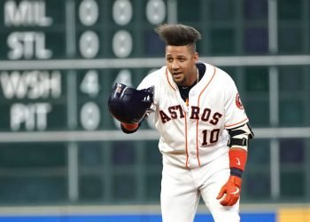 El cubano Yuli Gurriel, de los Astros de Houston, celebra con un gesto hacia su caseta después de conectar un doblete de dos anotaciones en el primer inning del juego ante los Tigres de Detroit, el lunes 19 de agosto de 2019, en Houston. Foto: David J. Phillip / AP.