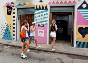 "Zara, tienes que parar", eslogan de la campaña viral que ha iniciado Clandestina para denunciar un posible plagio de sus creaciones. Foto: Ernesto Mastrascusa/EFE.