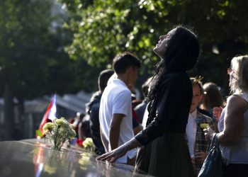 Una mujer arriba a la ceremonia por el 18 aniversario de los ataques del 11 de septiembre de 2001 en el Monumento Nacional 11 de Septiembre, Nueva York, miércoles 11 de septiembre de 2019. Foto: Mark Lennihan / AP.