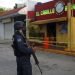 Un agente de policía custodia el exterior de un bar donde fallecieron más de una veintena de personas luego de un ataque nocturno, en Coatzacoalcos, México, el 28 de agosto de 2019. (AP Foto/Félix Márquez)