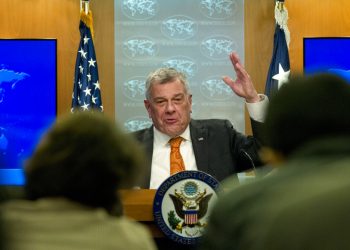 En esta imagen de archivo, Michael Kozak, el nuevo jefe interino de la diplomacia estadounidense para Latinoamérica, habla durante la presentación de un reporte del Departamento de Estado, en Washington, el 13 de marzo de 2019. Foto: Jose Luis Magana / AP / Archivo.