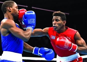 El boxeador cubano Andy Cruz (d), de los 64 kg, en su combate frente al estadounidense Keyshaw Davis en la final de los Juegos Panamericanos de Lima 2019. Foto: EFE / Archivo.