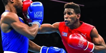 El boxeador cubano Andy Cruz (d), de los 64 kg, en su combate frente al estadounidense Keyshaw Davis en la final de los Juegos Panamericanos de Lima 2019. Foto: EFE / Archivo.