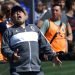 Diego Maradona, técnico de Gimnasia y Esgrima La Plata, se lamenta luego que su equipo pierde una oportunidad de gol, durante un partido ante Racing, el domingo 15 de septiembre de 2019. Foto: Gustavo Garello/ AP.